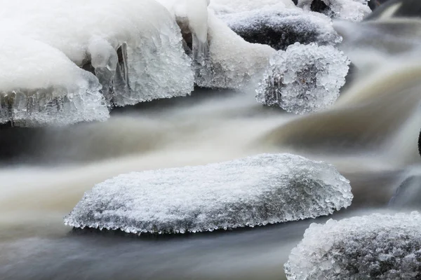 Liten Flod Med Vinterskogen — Stockfoto