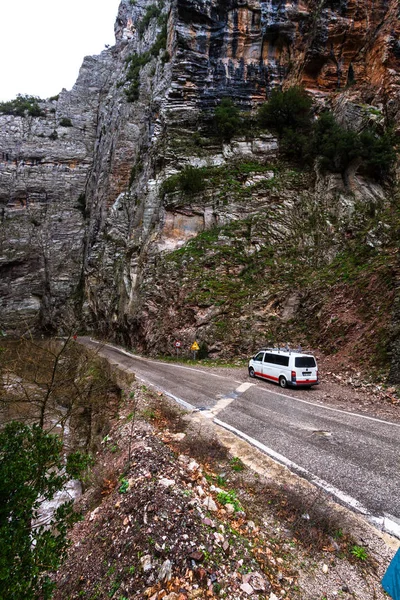 山の中の道路を走る車は — ストック写真