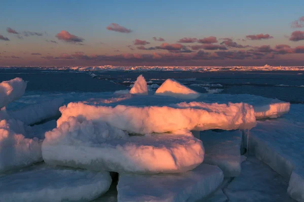 Costa Del Mare Con Ghiaccio Nella Stagione Invernale — Foto Stock