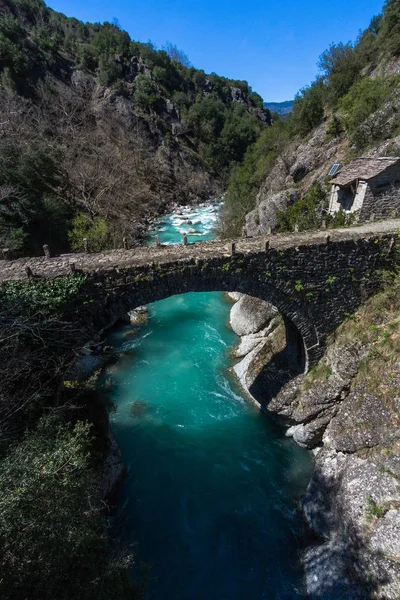 Puente Sobre Río Las Montañas —  Fotos de Stock