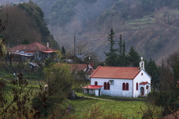 Dorf Und Kirche Auf Dem Berg — Stockfoto