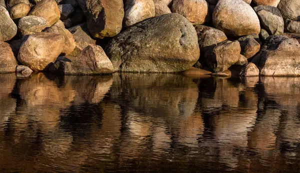 Büyük taşlı deniz kıyısı