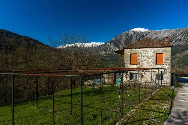 Haus Und Felsblöcke Den Bergen Griechenland — Stockfoto