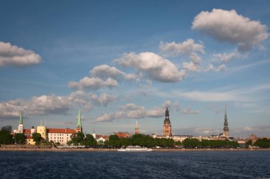Nehir kıyısındaki tarihi şehir
