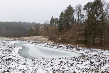 Karla kaplı ağaçlarla kaplı kış manzarası