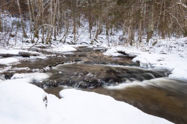 Kar ve buzla kaplı nehir