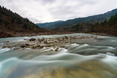 Bulutlu bir günde dağ nehri