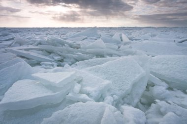 günbatımı donmuş göl üzerinde 