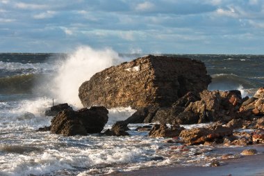 Baltık deniz kıyılarında dalgalar