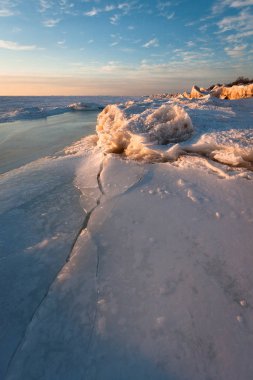 Kış doğasında donmuş su.  