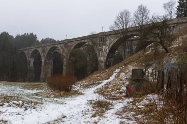 Köprü kışın nehirde