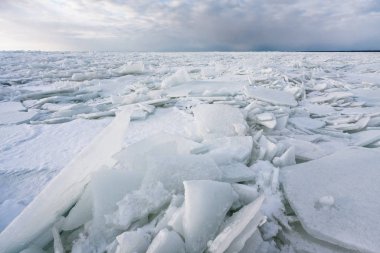 günbatımı donmuş göl üzerinde 
