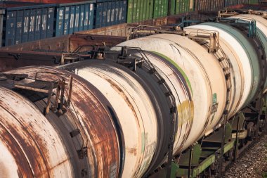Letonya 'daki endüstriyel tren istasyonu