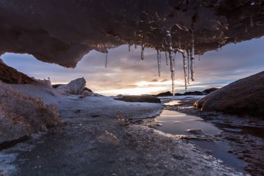 Kış mevsiminde karlı deniz kıyıları