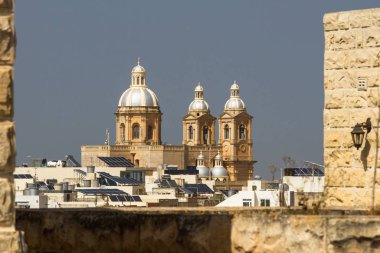 Malta adasındaki eski şehirde bir katedral.