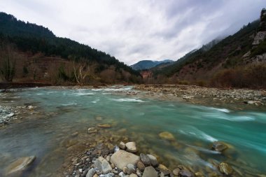 Bulutlu bir günde dağ nehri