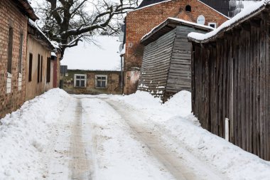 Eski Avrupa şehrinde karlı bir cadde