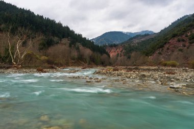 Bulutlu bir günde dağ nehri