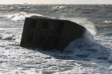 Baltık deniz kıyılarında dalgalar