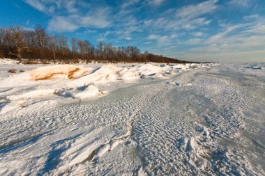 Kış doğasında donmuş su.  