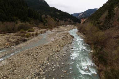 Bulutlu bir günde dağ nehri