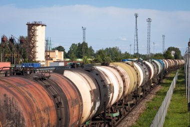 Letonya 'daki endüstriyel tren istasyonu