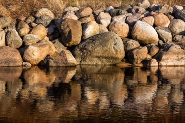 Büyük taşlı deniz kıyısı