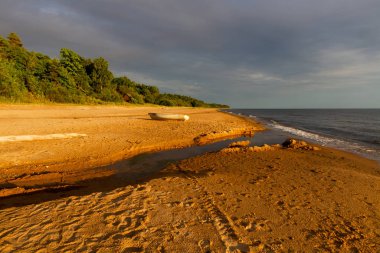 Kumlu sahil gündüz vakti