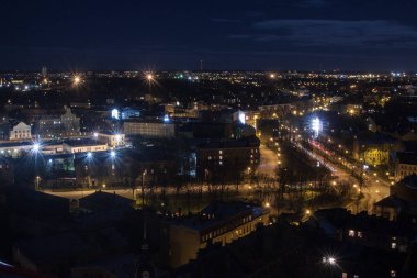 Letonya 'daki Riga şehrinin gece hava görüntüsü