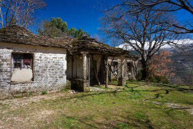 Güneşli bir günde dağlarda tuğla bina 