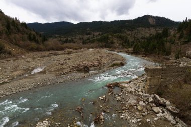 Bulutlu bir günde dağ nehri