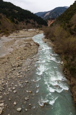 Bulutlu bir günde dağ nehri