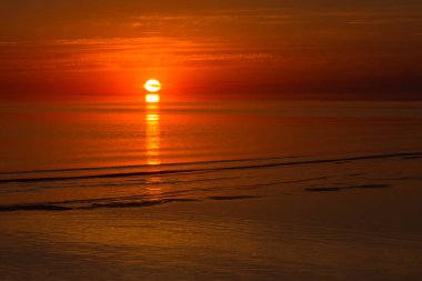 Gün batımında deniz kıyısında