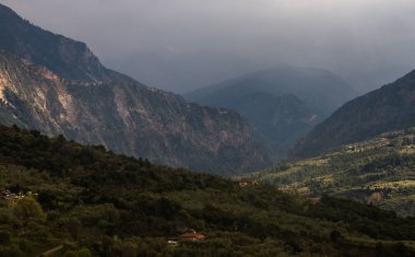 İlkbaharda Yunanistan dağları, Epirus, Tzoumerka, Karpenissi