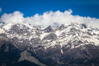 Güneşli bir günde karlı dağlar