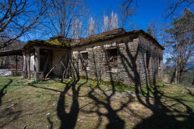 Güneşli bir günde dağlarda tuğla bina 