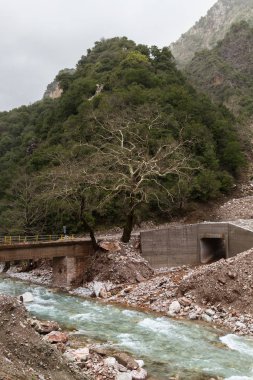 Nehir ve köprülü dağ manzarası