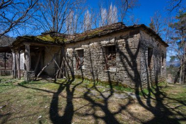 Güneşli bir günde dağlarda tuğla bina 