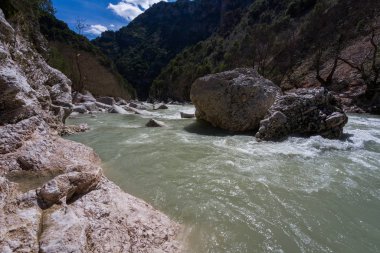 Güneşli bir gün dağ Nehri