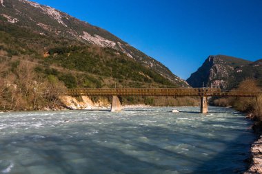 Dağlarda nehir üzerinden köprü
