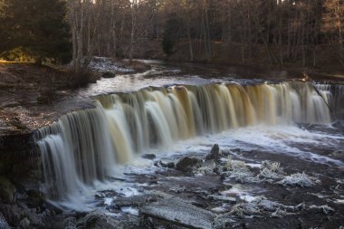 Kış mevsiminde güzel şelale