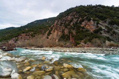 Tzoumerka Ulusal Parkı 'ndaki dağlarda nehirler, Yunanistan