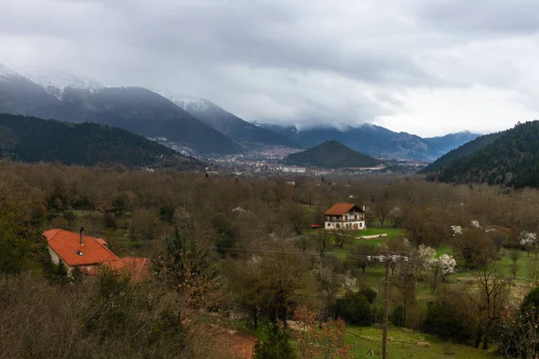 Yunanistan 'ın Epirus, Tzoumerka, Karpenisi ve Zagorihori kentlerindeki dağ manzaraları