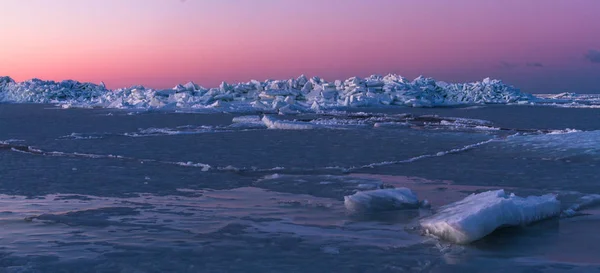 Zeekust Met Ijs Het Winterseizoen — Stockfoto