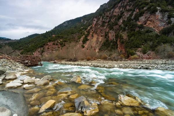 Bulutlu bir günde dağ nehri