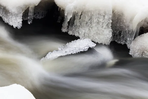 Liten Flod Med Vinterskogen — Stockfoto