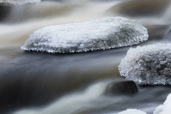 Liten Flod Med Vinterskogen — Stockfoto