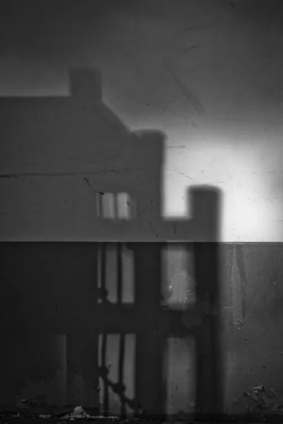 Silhouette Sombre Maison Sur Mur Noir Blanc — Photo