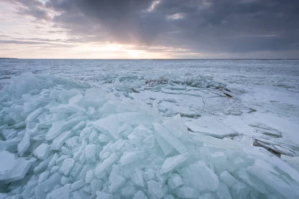 günbatımı donmuş göl üzerinde 