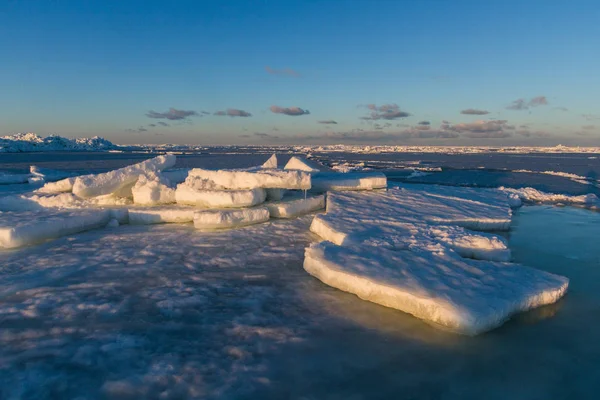 Costa Del Mare Con Ghiaccio Nella Stagione Invernale — Foto Stock